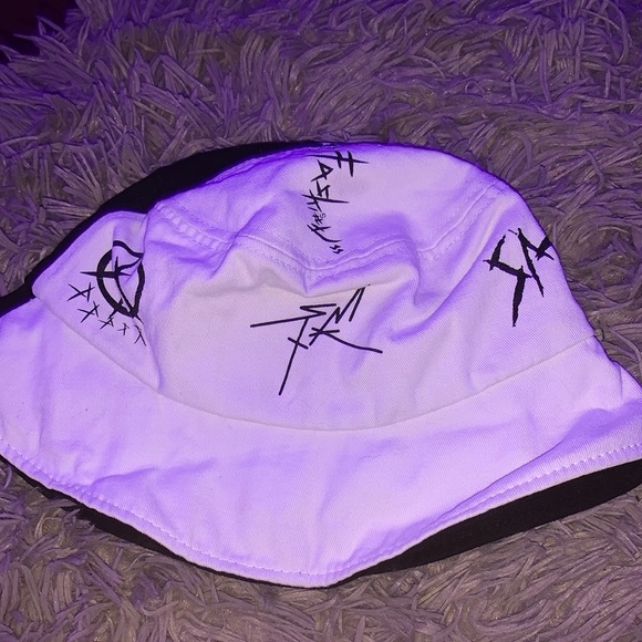 black and white bucket hat - Picture 2 of 4